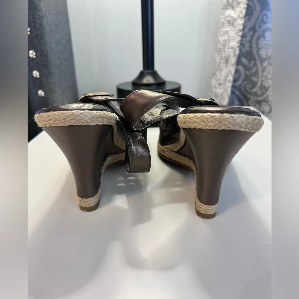 Easy Spirit Open toed Bronze sandals